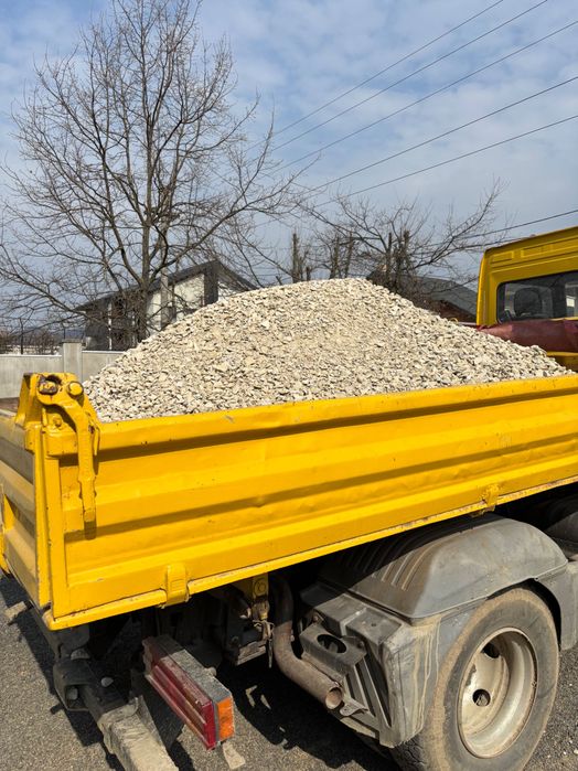 Transport cu auto de 7.5 Tone nisip, pamant vegetal, umplutura, piatra de cariera precum si alte materiale.