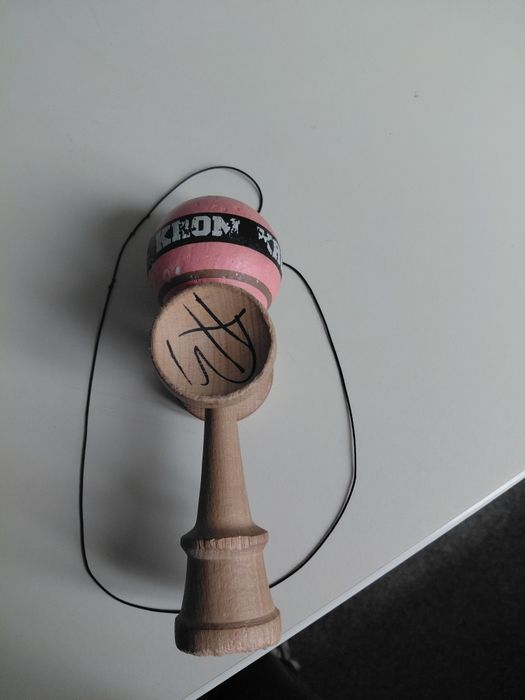 Kendama stroggo semnata de xremus