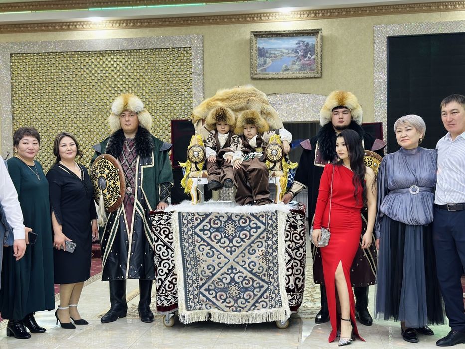 Ол кискаға кіріп, айқайлап жатыр.