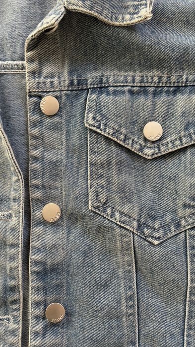 Продкм джинсовую куртку на девочку