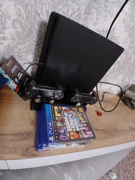 Продам PS4 почти новая