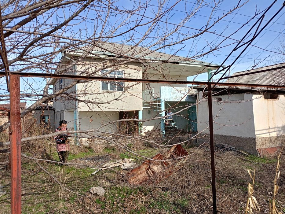 Уй сотилади полтороэтажка