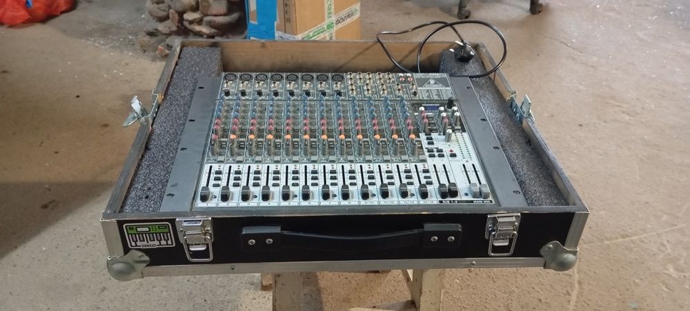 Vând mixer audio Behringer xenyx 2222 cu procesor efecte voce