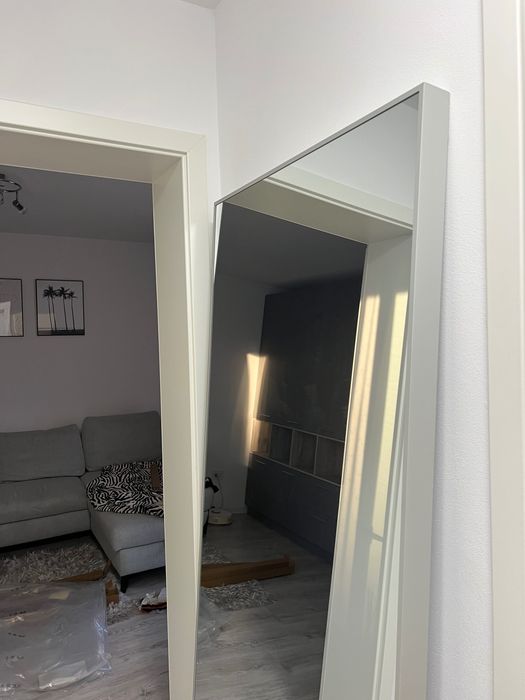 Vând oglindă mare de perete, design modern și elegant.