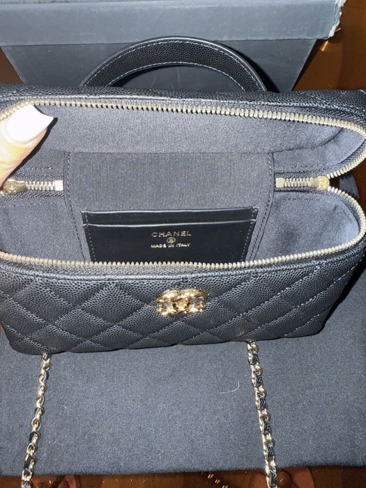 Продавам CHANEL 22 Hand Bag