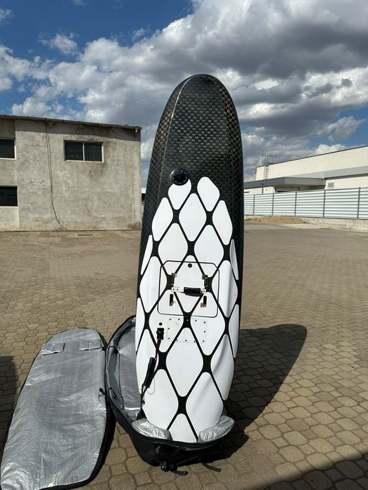 Vand placa noua de surf electrica - din carbon!