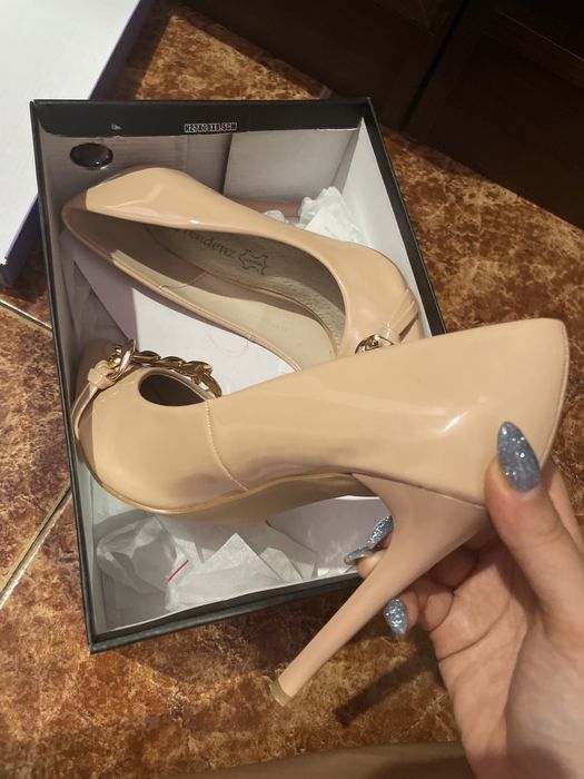 Обувки лачени на ток