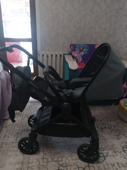 Продам универсальную коляску 2 в 1  ining baby