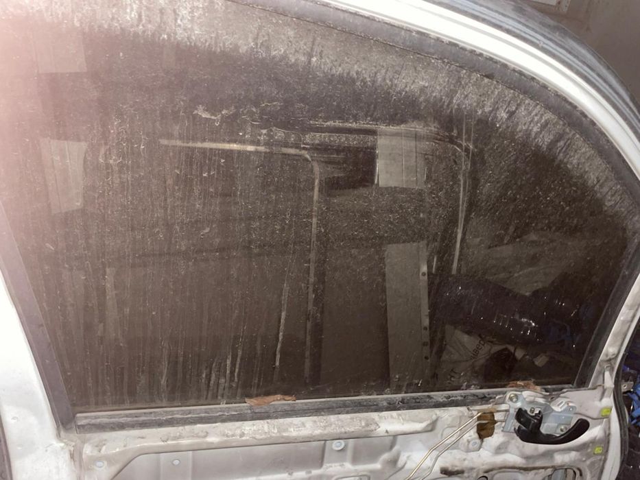 белая дверь на делику