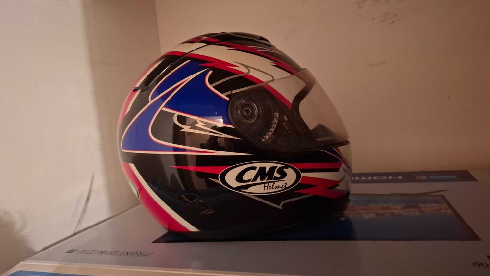 Продавам моторна каска CMS