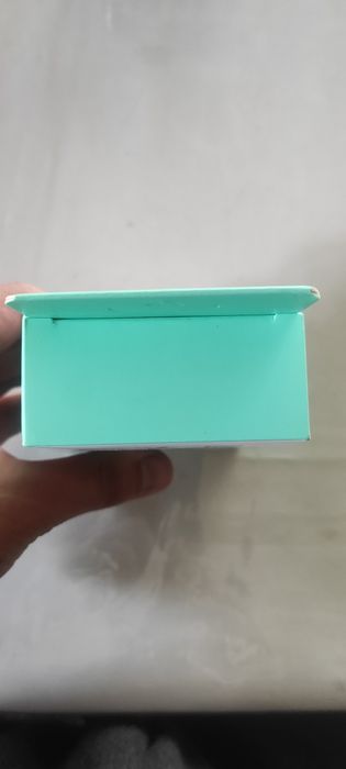 Podstavka telefonga yengi moshinaga