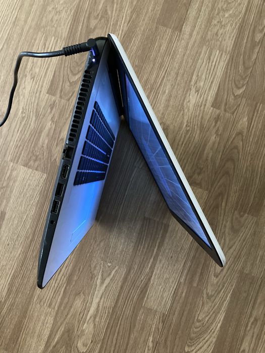 Laptop HP display mare 17,3 inch led,Windows 10 H,8gb ram ddr3,500gb m nu funcționează 2 taste T și Y în rest este perfect funcțional