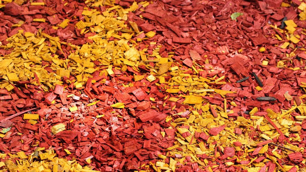 Цветен дървесен мулч