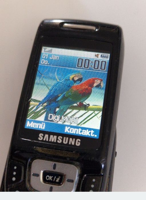 Telefon Samsung D500 cu o fisura pe display