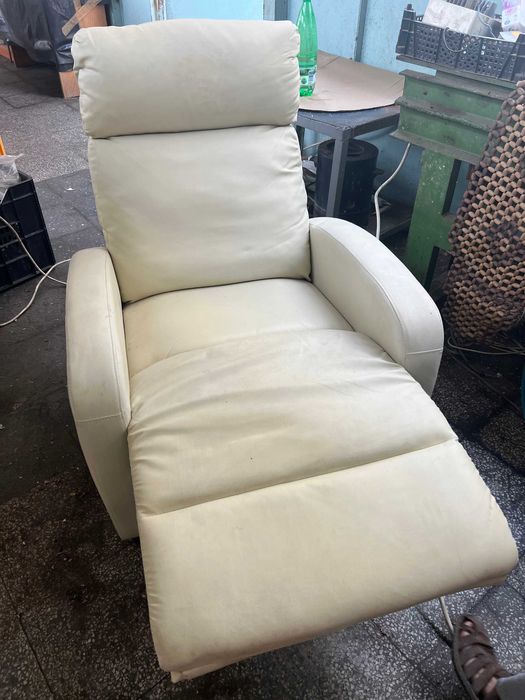 разтегателен кожен фотьойл за отдих. Два  броя