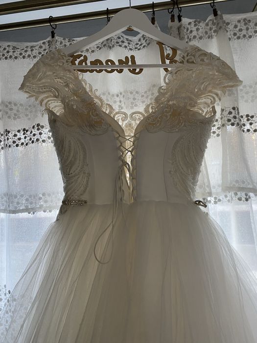 Vand rochie de mireasa cu trena detasabila