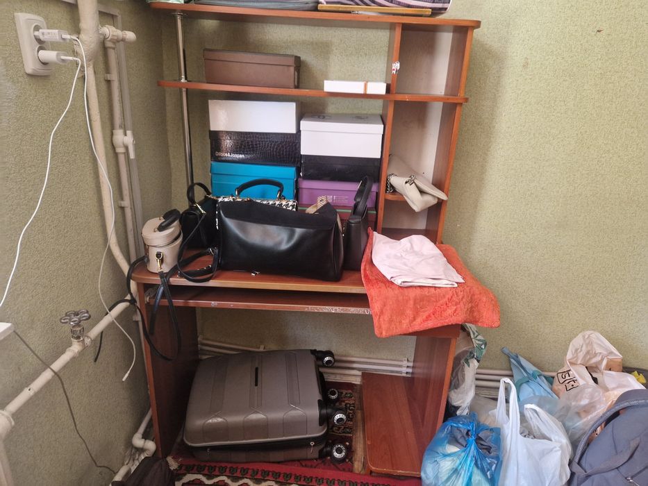 Дачник. Писменные столы и камот в хорошом состоянии. Срочно.