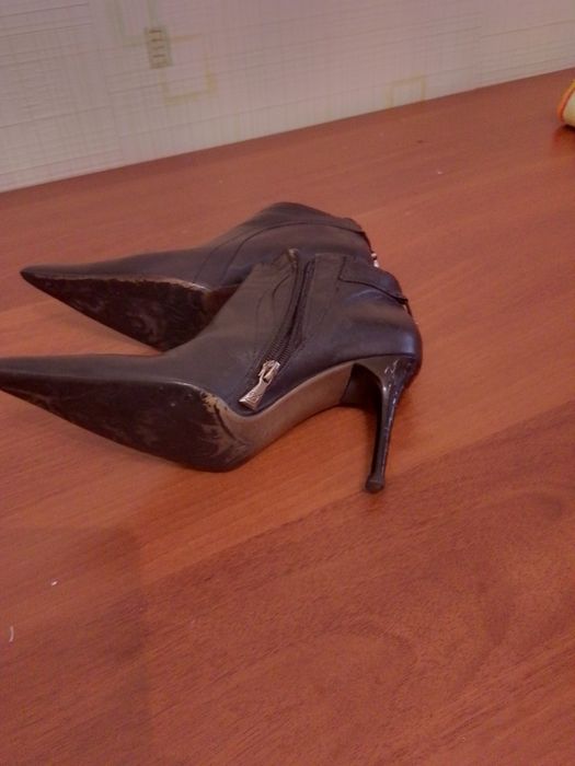 Продаю натуральная кожа полусапожек поралон р 37.