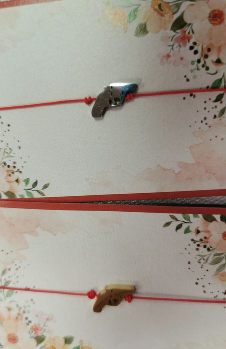 Гривни с червен конец