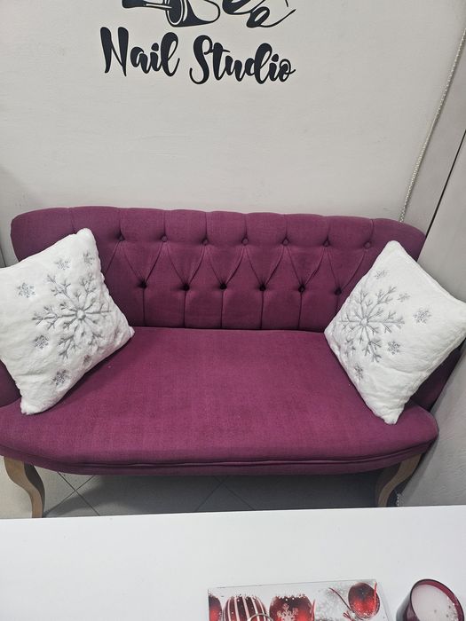 Диван двуместен с две възглавнички