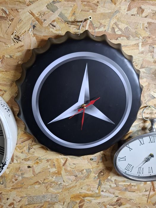 Метална табела часовник