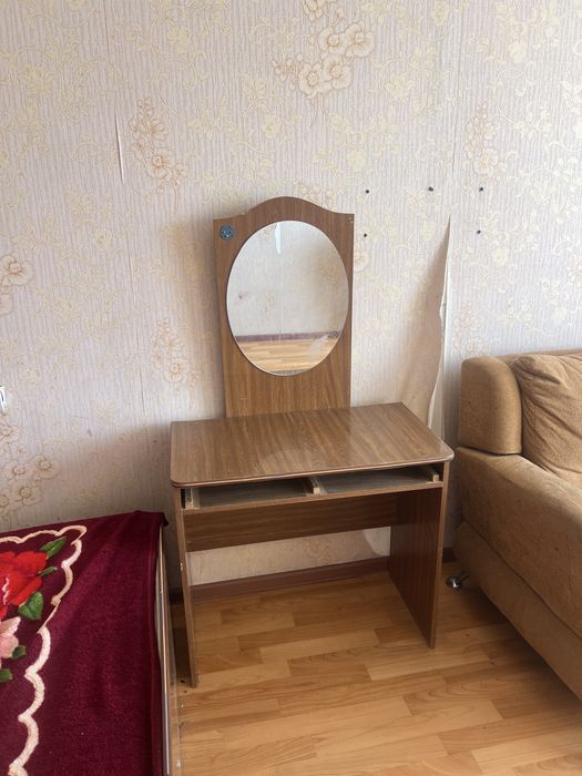 Тумбочка с зеркалом