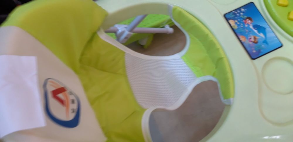 Premergator cu roti de plastic. Diverse culori.