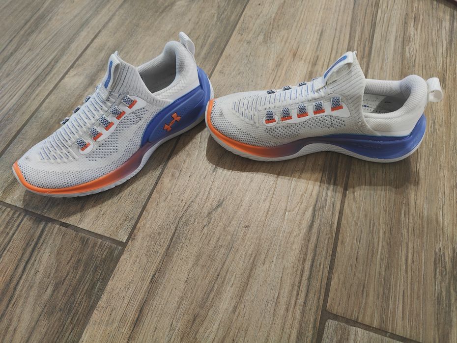 Vând adidași under armour