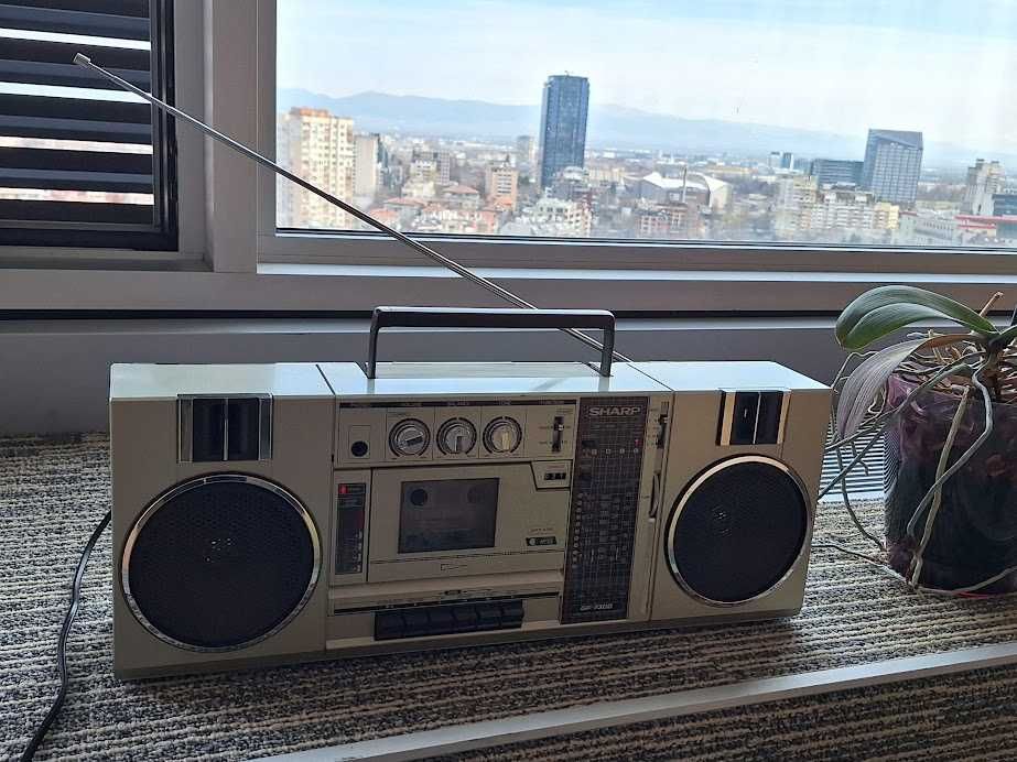 Стерео радиокасетофон Sharp GF-7300HG. Всичко работи, като нов.