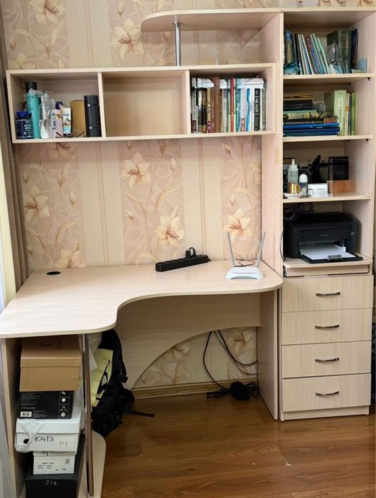 Компьютерный стол с полками