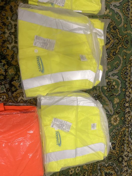 Продам жилет и жождевик