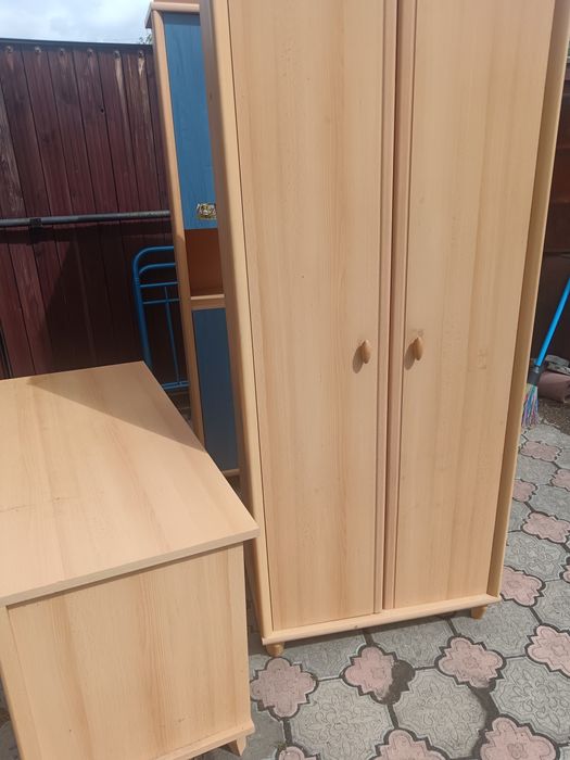 Продам шкафы и стол