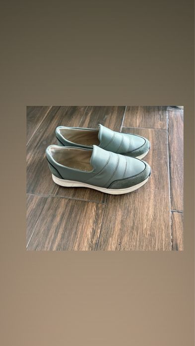 Продаю женские кроссовки