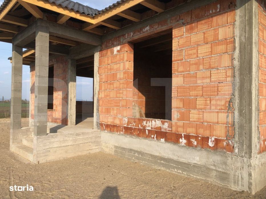 Casa la rosu , 170 mp , strada Principala Botiz-Ciuperceni