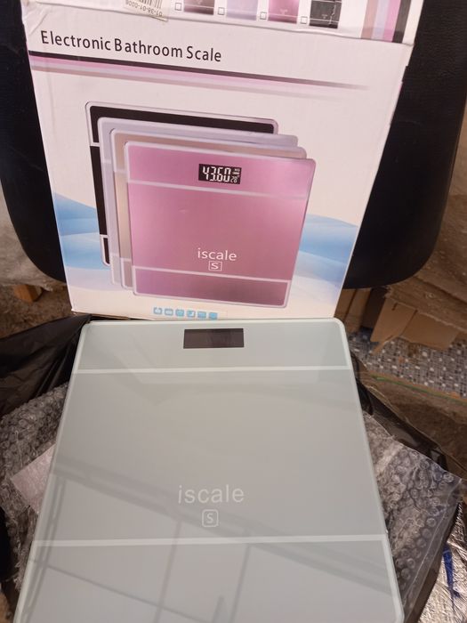 Весы напольные, работают от батареек.