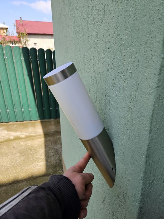 Lustra perete oblică