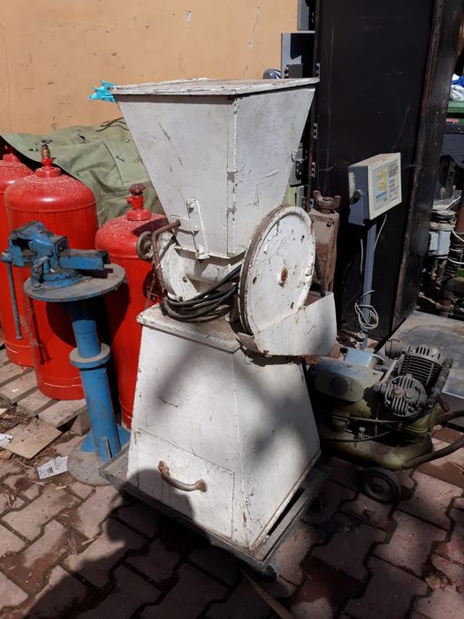 Moară de huruîlă preț.1100 lei.