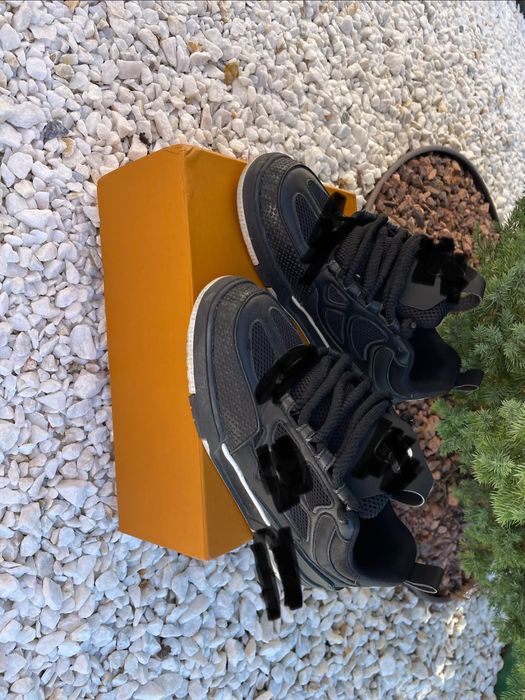 Lv skate negru aproape noi