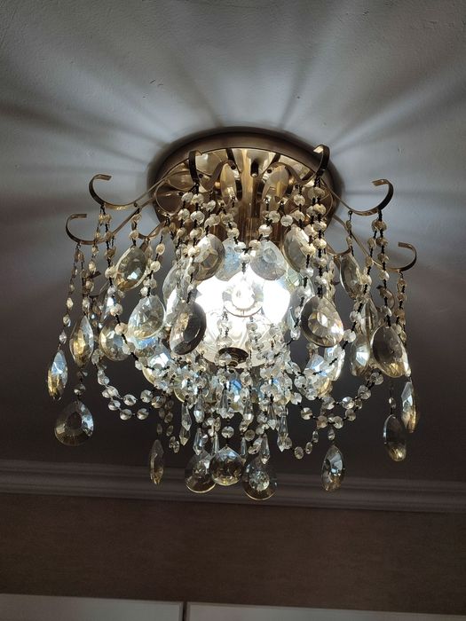 Для спальни люстра