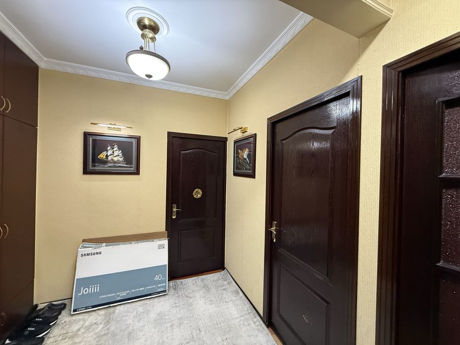 Своя Под офис 1-линия вдоль дороги 1-этаж 5-квартал 3-комн