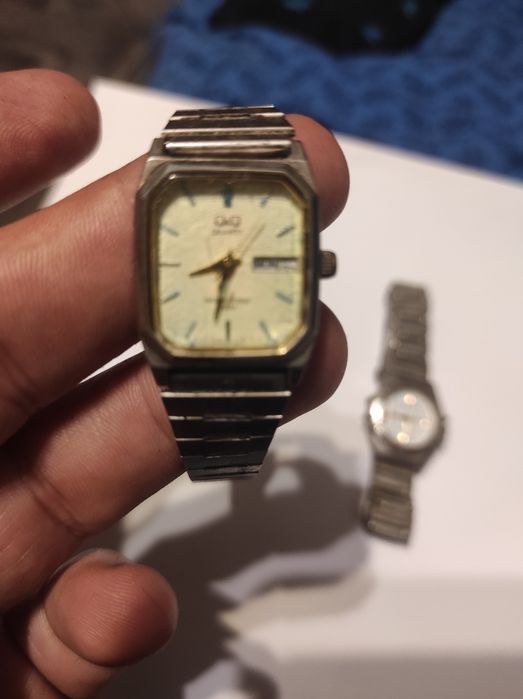 Două ceasuri damă QQ si Terner