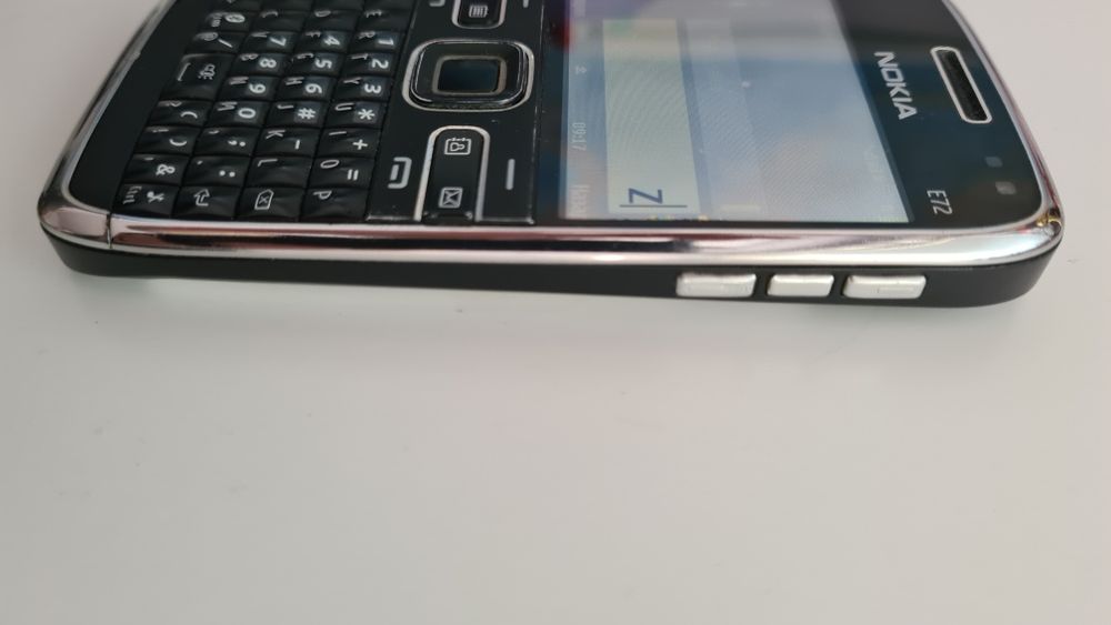 Nokia E72 и зарядно