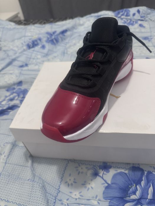 Adidasi Air Jordan 11 Retro Bred