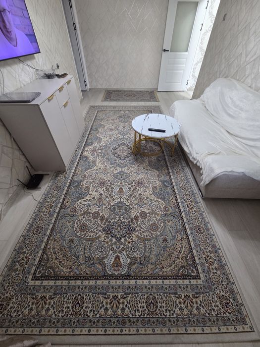 Ковёр с ковриком чистый