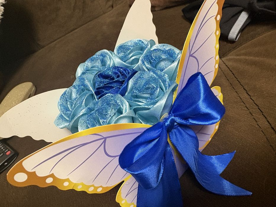 Букети от сатенени рози