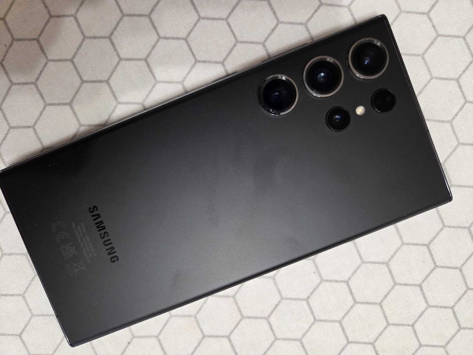 Samsung Galaxy s22 ultra 256gb в отлично състояние.
