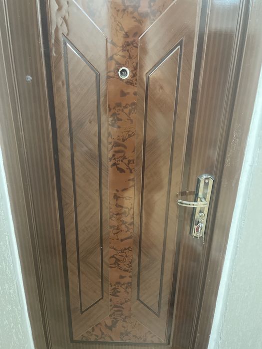 Продам входную дверь.