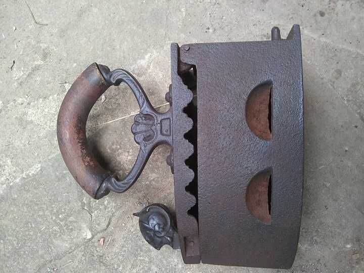 Стара ютия на въглища