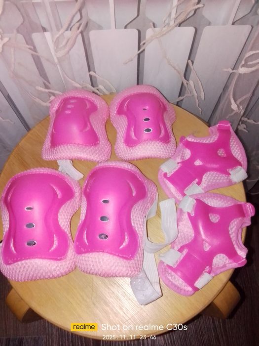 Роликовые коньки с причиндалами