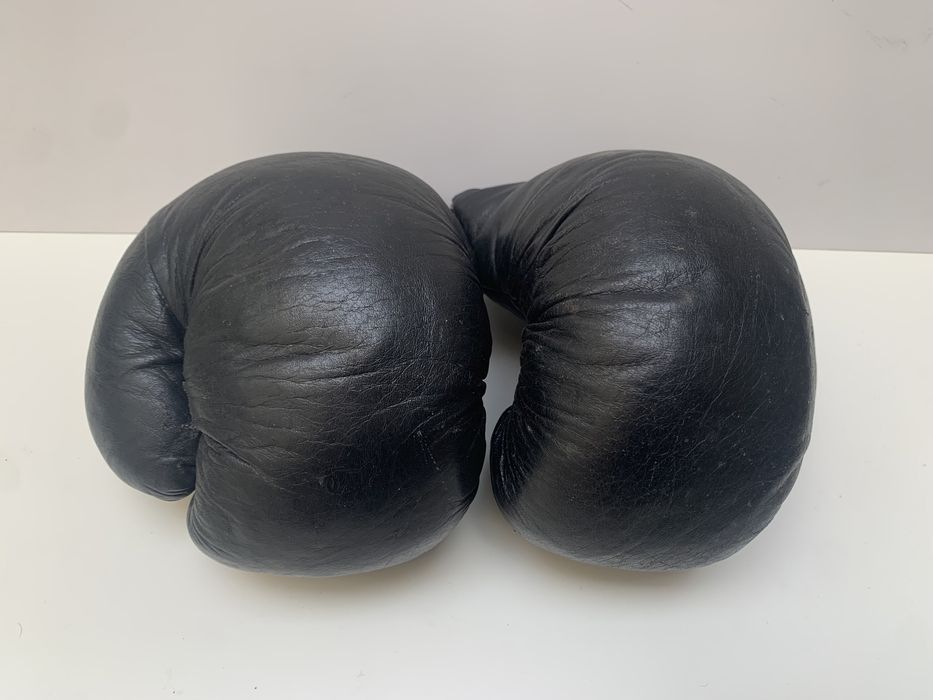 Стари кожени боксови ръкавици